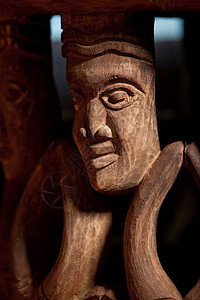 在巴邦戈宫展出的传统木雕雕像高清图片
