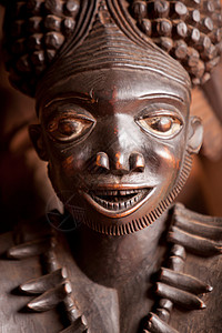 在巴邦戈宫展出的传统木雕雕像这里有3000多个面具和雕像在展出，巴邦戈，喀麦隆图片