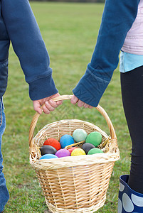 拎着一篮复活节彩蛋的孩子们图片