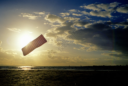 夕阳下的风筝冲浪图片