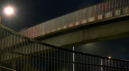晚上的铁桥图片