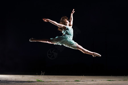 芭蕾舞演员在空中跳跃图片