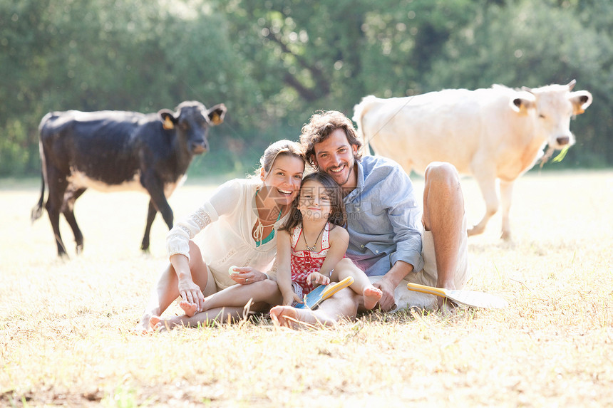 一家人一起坐在田野里图片