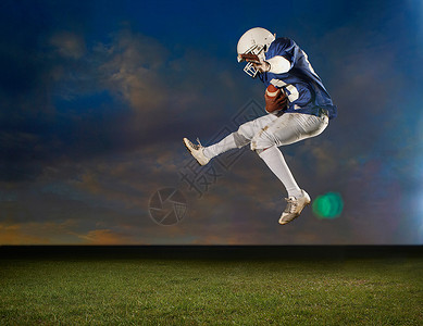 美国足球运动员在空中跳跃背景图片