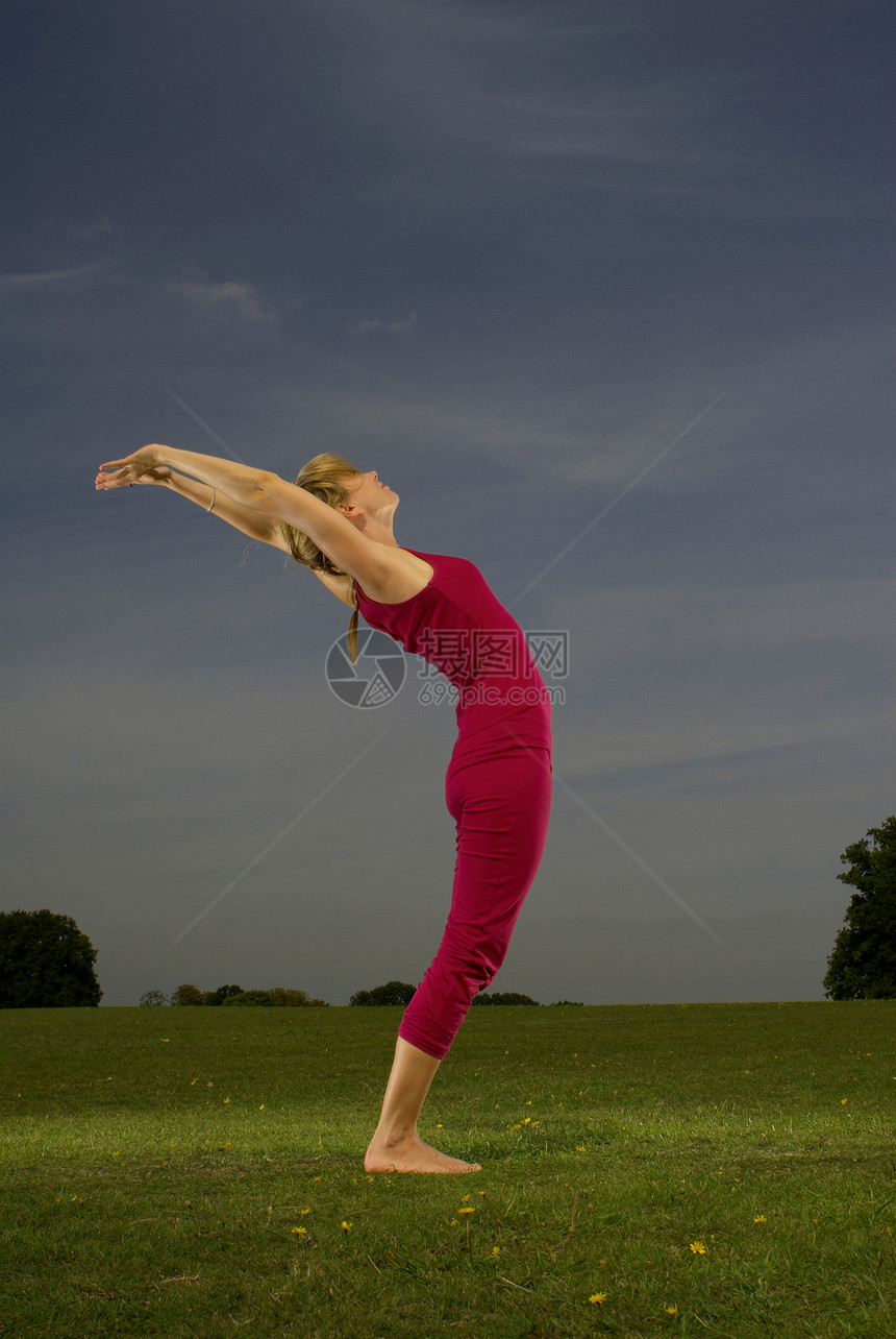 在公园做瑜伽的女人图片