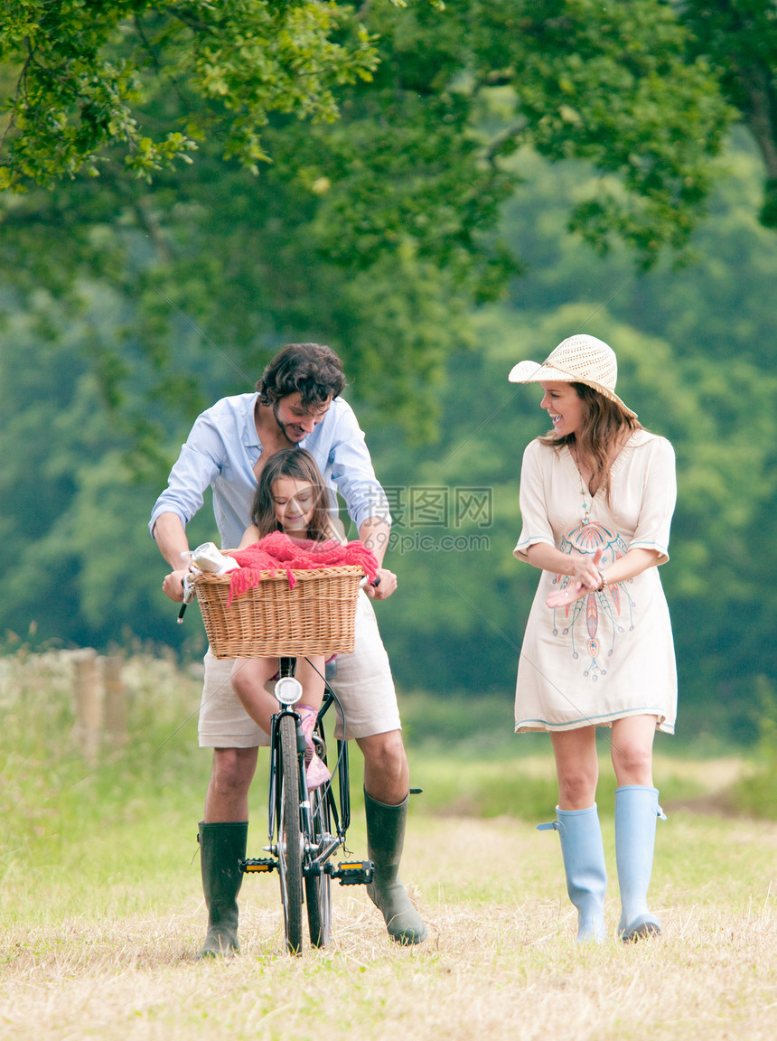 一家人骑自行车在乡下散步图片