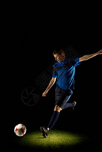 足球运动员要踢一个球图片