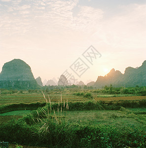 中国广西桂林喀斯特石灰岩山区的农田背景图片