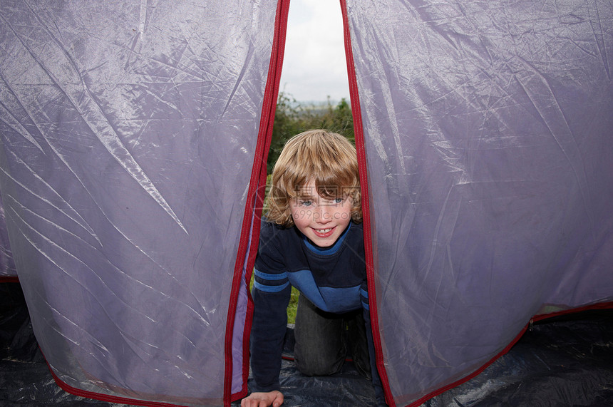 男孩爬进帐篷图片