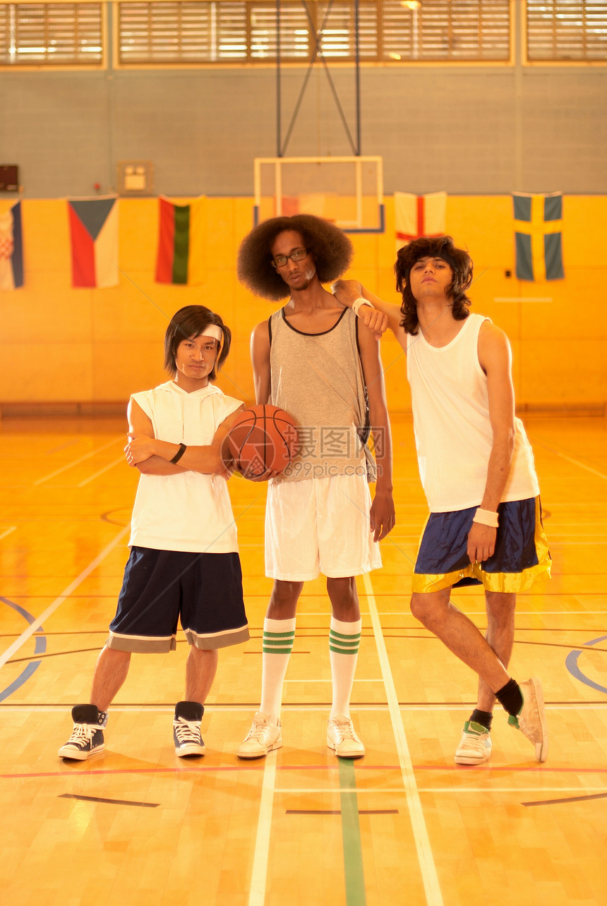 三名篮球运动员图片