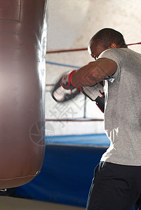 拳击运动员在健身房使用拳击袋高清图片