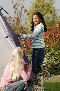 两个女孩搭帐篷图片