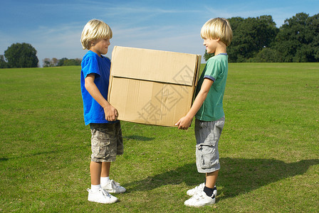 两个盒子两个男孩拿着盒子背景