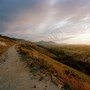 西班牙阿斯图里亚斯州兰斯乡村的土路背景图片