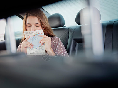 女人在车后座接吻信图片