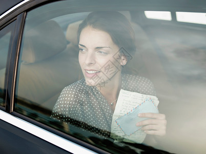 在车后座拿着信的女人图片