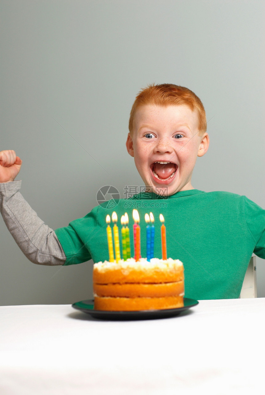 小男孩对生日蛋糕很兴奋图片