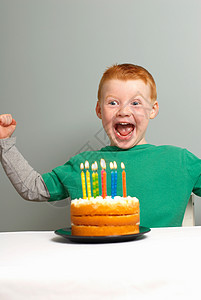 小男孩对生日蛋糕很兴奋图片
