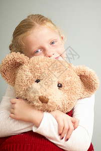 抱着泰迪熊的小女孩图片