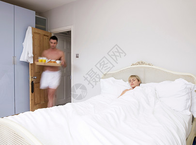 卧室里的男人和女人图片