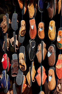 摩洛哥伊萨乌伊拉麦地那一家商店出售的拖鞋高清图片