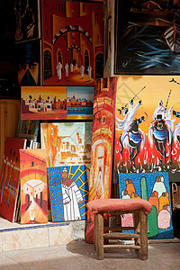 摩洛哥伊萨乌伊拉麦地那一家商店出售的当地艺术家的画作图片