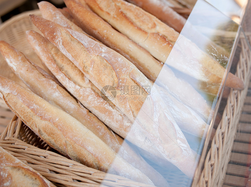 法国德罗姆地区瓦伦斯市场的新鲜面包图片