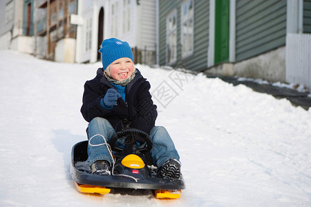 斯堪的纳维亚男孩在雪橇上图片