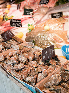 法国伊勒德雷圣马丁市场上出售的海鲜高清图片