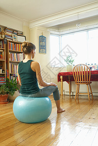 在家里坐在瑜伽球上的女生图片