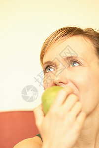 吃青苹果的女人图片