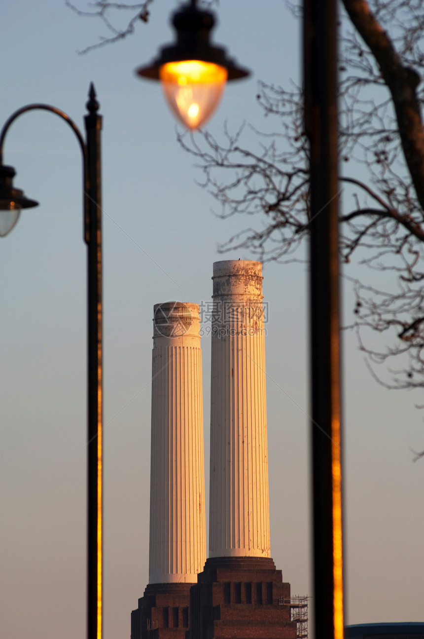 英国伦敦巴特西废弃发电站的烟囱图片