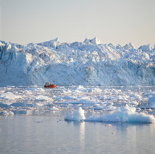 格陵兰迪斯科湾冰水中的渔船高清图片