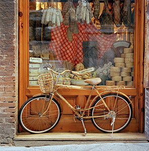 自行车商店自行车停在商店橱窗前背景