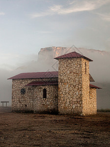 小教堂孤零零地矗立在风景中背景图片