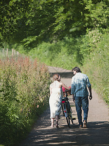 男人和女人走在乡间小路上图片