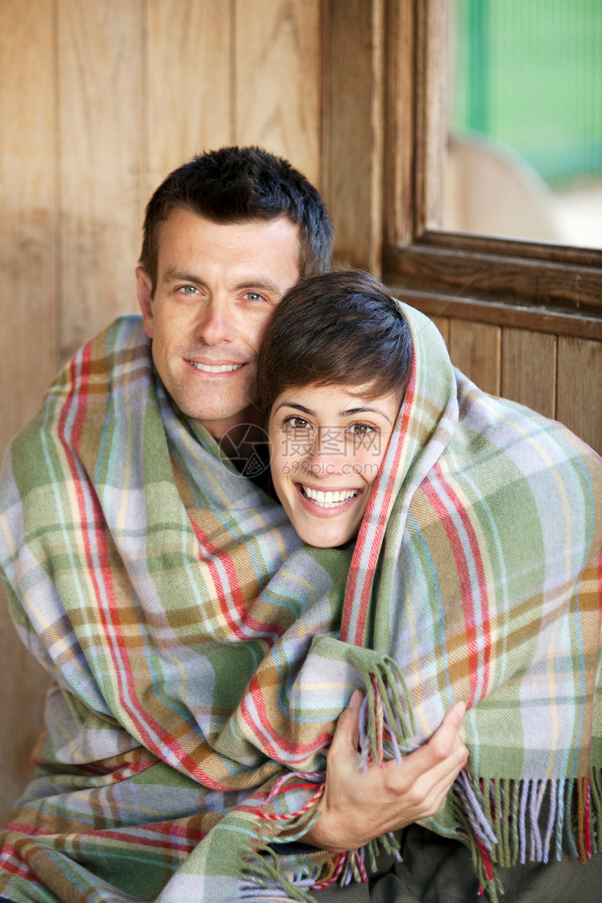 一对夫妇在小屋里裹着毛毯图片