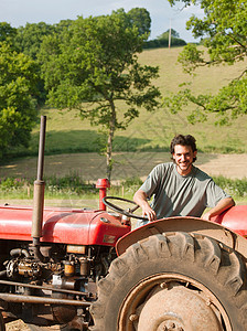 开拖拉机的农民青年男性开拖拉机背景