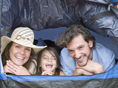 一家人躺在帐篷里大笑图片