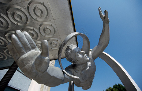 宇航员亚历克赛·列昂诺夫的雕像图片