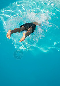 男子游泳池跳水高清图片