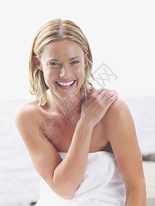 裹浴巾女性背景图片