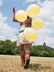 牵气球奔跑女性背影图片