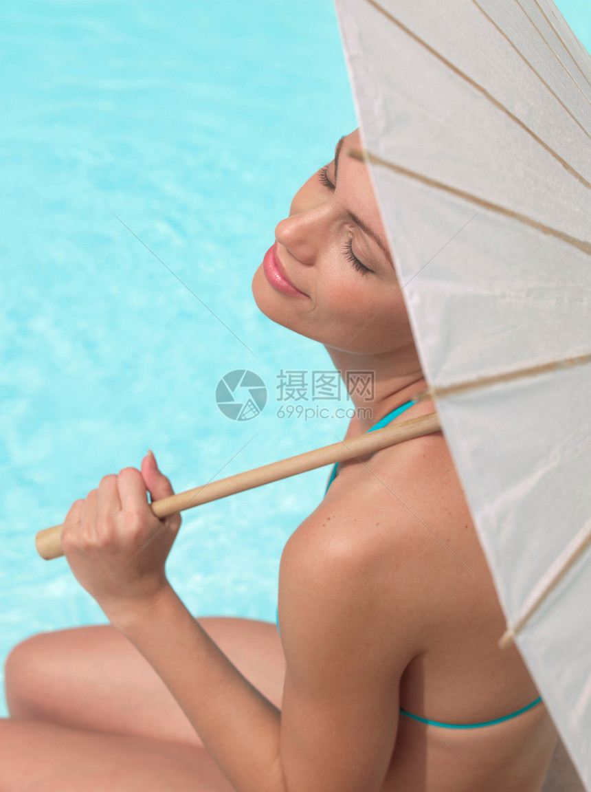 泳池女性打伞图片