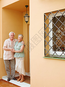 老夫妇站在前廊上高清图片