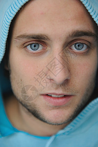 蓝眼睛年轻男性肖像图片