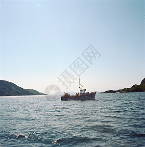 湖面渔船图片