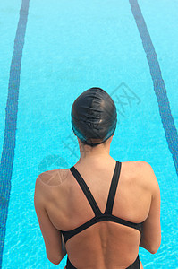 女游泳运动员站在游泳池前图片