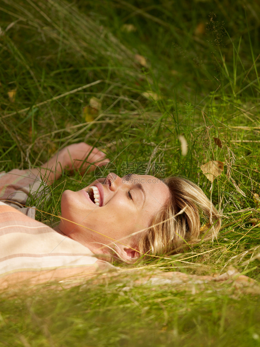 躺在草地上睡觉的女人图片