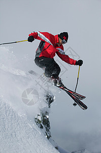 滑雪者跳跃图片